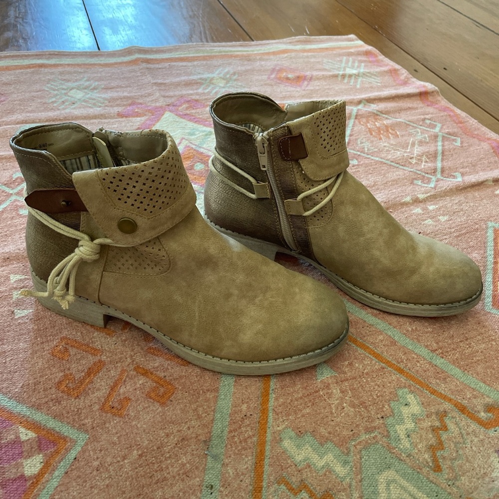 Dirty Laundry tan booties size 9/40. Barely worn